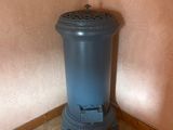 une poubelle bleue dans un coin de la pièce