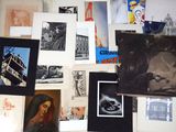 de nombreux tableaux différents accrochés au mur de cette pièce