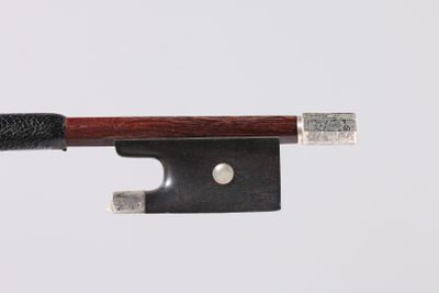 gros plan d'un archet de violon sur fond blanc