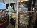 une pièce remplie d'une grande variété de bois