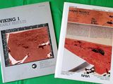 deux livres reliés en tissu vert, avec l'image d'un Martien sur la couverture