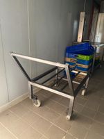 Un chariot à poussoir en inox (photo 2)