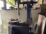 une machine qui se trouve à l'intérieur d'un bâtiment