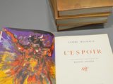 deux livres posés sur une table, sur laquelle se trouve une boîte