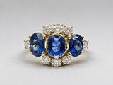 une bague à trois pierres, composée d'un saphir bleu et de diamants