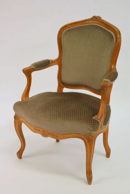 l'image d'une chaise posée sur une surface blanche