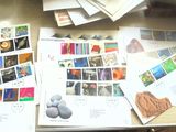 une table sur laquelle sont posées tout un tas de cartes postales et de photos