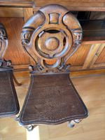 Paire de chaises dites "HALL CHAIR" en bois sculpté, le doss… (photo 3)