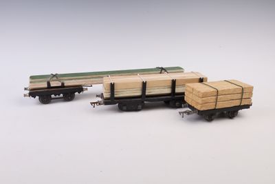 un petit train avec un wagon en bois sur les rails