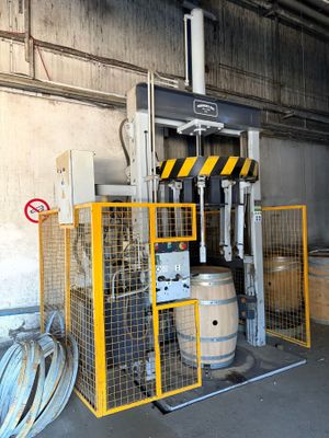 une machine qui se trouve à l'intérieur d'un bâtiment