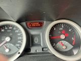 deux jauges sur le tableau de bord d'une voiture, accompagnées d'un voyant rouge