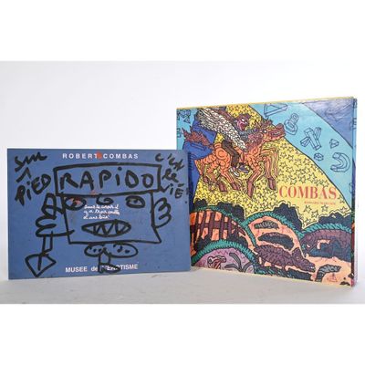 deux livres posés sur une table, avec le dessin d'un homme à cheval