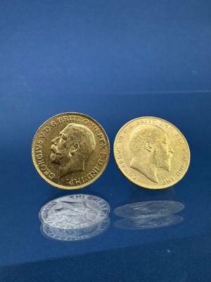 deux pièces d'or et d'argent posées l'une à côté de l'autre sur un fond bleu