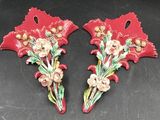 une paire d'appliques murales rouges ornées de fleurs et de feuilles