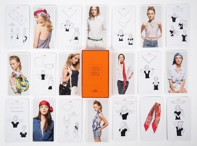 beaucoup de cartes sur lesquelles figurent des illustrations de vêtements pour femmes