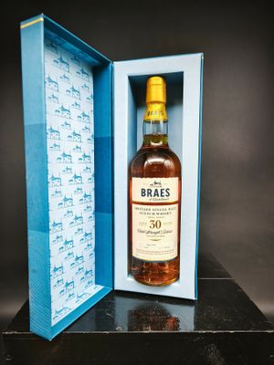 une bouteille de whisky « Braes » de 50 ans d'âge dans un coffret bleu