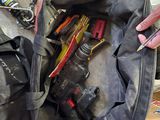 une personne tenant une paire de ciseaux dans un sac