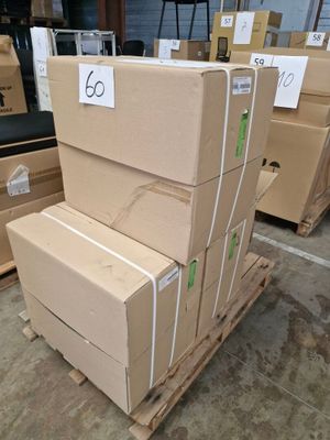 de nombreux cartons empilés sur une palette dans un entrepôt