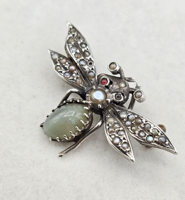 Broche "insecte" en argent aux ailes déployées.
