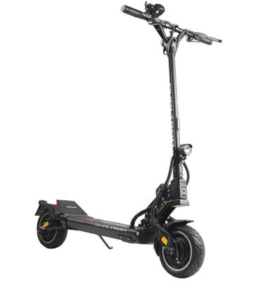 gros plan d'un scooter sur fond blanc