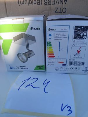 Des cartons contenant du matériel électronique sont posés sur une table à côté d'un panneau