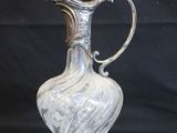 un vase argenté sur fond noir, avec un fond noir