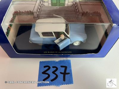 une boîte bleue avec une voiture blanche à l'intérieur