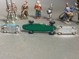 tout un tas de figurines qui sont posées sur une table
