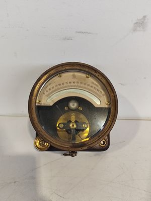 une horloge posée sur une table