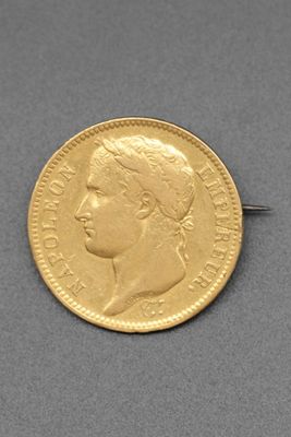 gros plan d'une pièce d'or sur une surface grise