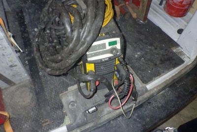une voiture qui a des fils à l'arrière
