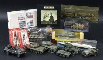 beaucoup de jouets militaires posés sur une table