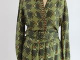 une robe avec un motif vert et marron