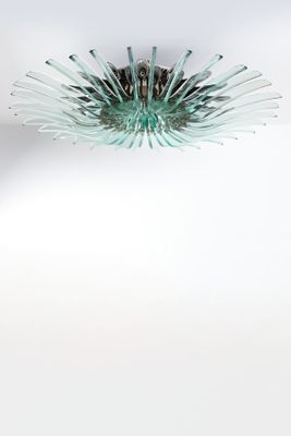 un gros plan d'un plafonnier orné d'une fleur en verre