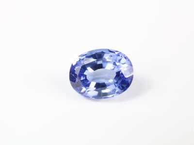 des saphirs bleus sur fond blanc
