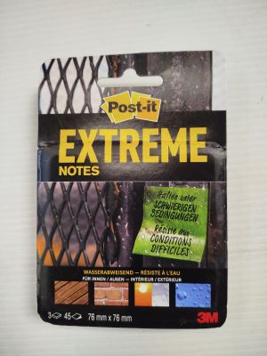 Les Post-it « Extreme Notes » se trouvent dans un paquet posé sur la table