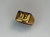 a picture of a gold ring with the letter b on it