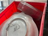 un récipient rouge contenant une assiette blanche et un récipient rouge contenant une assiette blanche