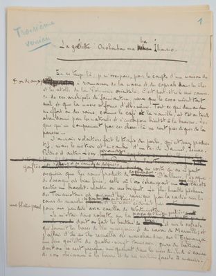 une feuille de papier sur laquelle figurent des notes manuscrites, posée sur une table