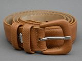 ceinture en cuir avec une boucle métallique sur un fond gris