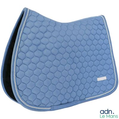 un gros plan d'un tapis de selle bleu sur fond blanc