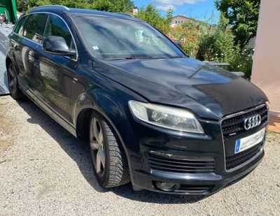 une photo d'un SUV Audi noir garé sur un parking