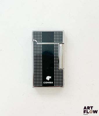 une photo en noir et blanc d'un briquet posé sur un mur blanc