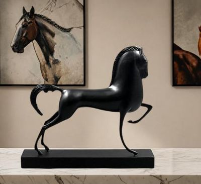 une statue de cheval posée sur une table