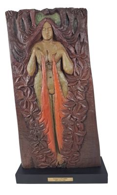 statue d'une femme aux cheveux longs, vêtue d'une robe orange, posée sur un socle en bois