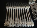 beaucoup de cuillères et de fourchettes en argent sur une table