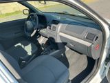 une voiture garée sur le côté de la route