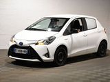 une photo d'une Toyota Yaris blanche garée dans un garage