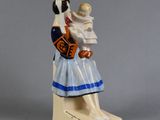 figurine représentant une femme en robe bleue tenant une batte de baseball