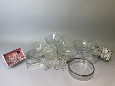 beaucoup d'objets en verre qui se trouvent sur la table